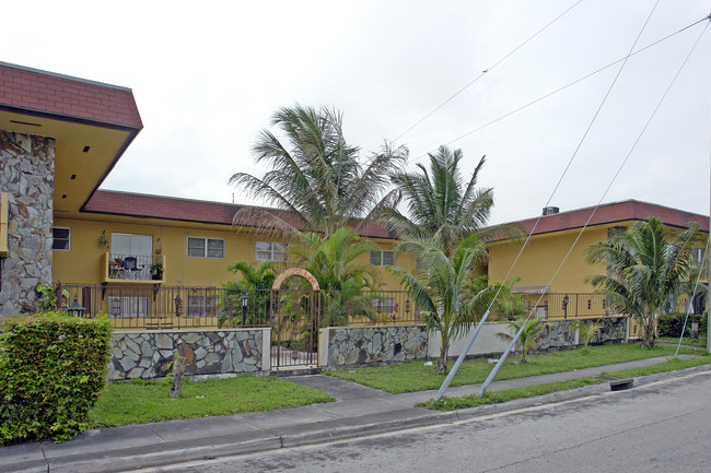 4356 NW 9th St in Miami, FL - Foto de edificio - Building Photo