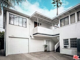 322 Huntley Dr in West Hollywood, CA - Building Photo