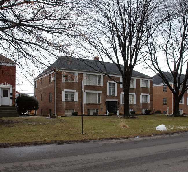 31 N Pershing Ave in Akron, OH - Foto de edificio - Building Photo