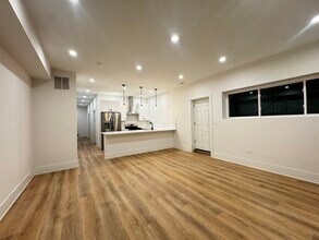 2425 W Cortez St, Unit G in Chicago, IL - Building Photo - Building Photo
