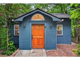 3119 SW Dosch Rd in Portland, OR - Building Photo