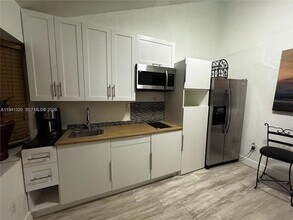 9076 NW 114th St in Hialeah, FL - Foto de edificio - Building Photo