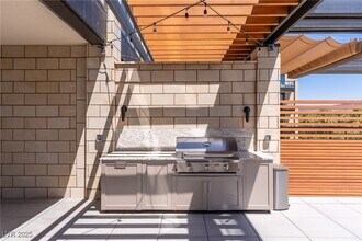 2460 E Serene Ave in Henderson, NV - Foto de edificio - Building Photo