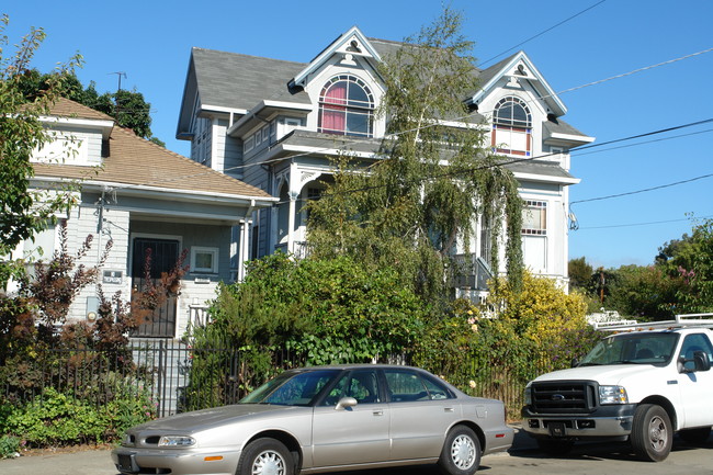 4811 A-F Shattuck Ave in Oakland, CA - Foto de edificio - Building Photo