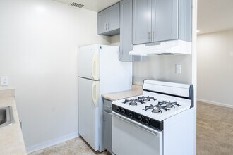 Holiday Orchard Apartments in Hayward, CA - Foto de edificio - Building Photo