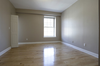 248 Market St in Philadelphia, PA - Building Photo - Interior Photo