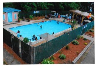 458 Middle Turnpike W in Manchester, CT - Building Photo - Building Photo