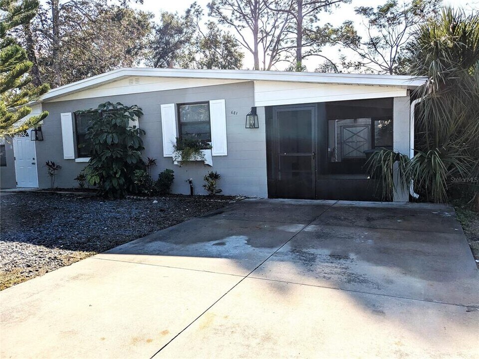 681 N Wellington Dr in Deltona, FL - Building Photo