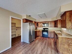 1312 Greenleaf Ct in Cedar Hill, TX - Foto de edificio - Building Photo