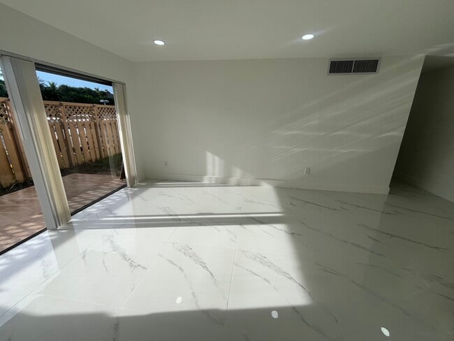 4594 NW 79th Ave, Unit 1D in Doral, FL - Building Photo - Building Photo