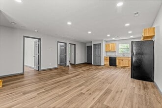 221 N Park Ave in Aurora, MO - Building Photo - Building Photo