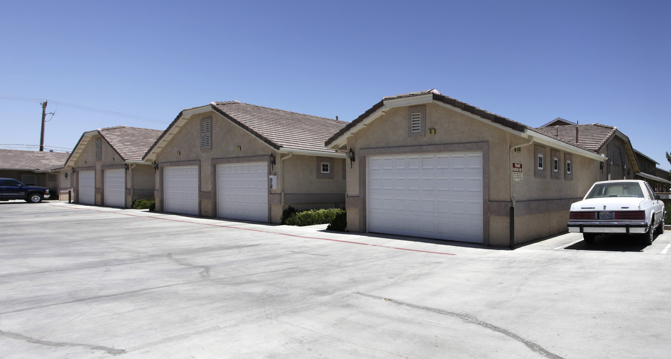 Twin Pines Apartments in Hesperia, CA - Building Photo