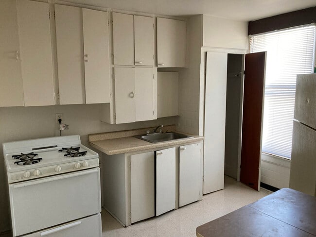 3431 W Kilbourn Ave in Milwaukee, WI - Foto de edificio - Building Photo