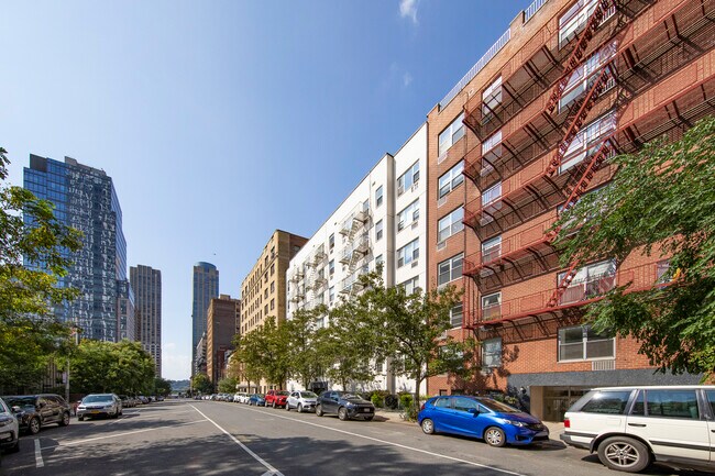 235 W 70th St in New York, NY - Building Photo - Building Photo