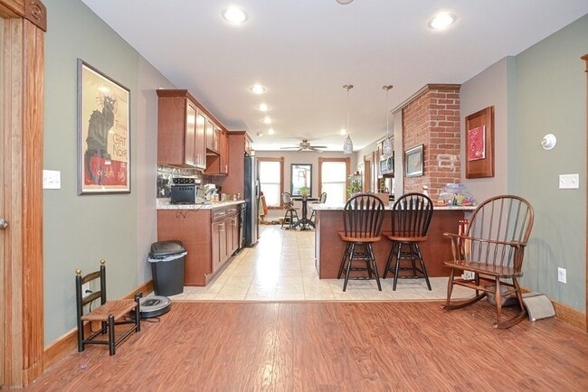 142 Washington St, Unit 1 in Gardner, MA - Foto de edificio - Building Photo