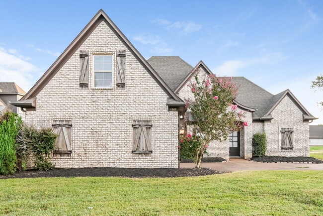 property at 1302 Heritage Dr S