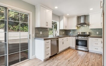 470 Providence Ct in Long Beach, CA - Foto de edificio - Building Photo