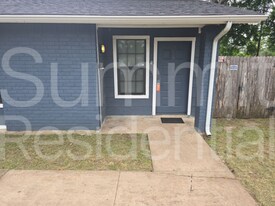 900 E Leslie Cir in Austin, TX - Building Photo