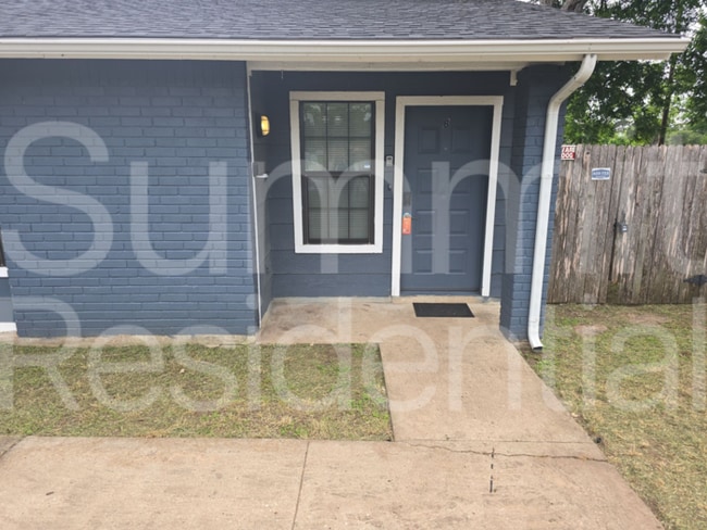 property at 900 E Leslie Cir