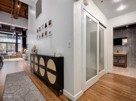 525 W Superior St in Chicago, IL - Building Photo