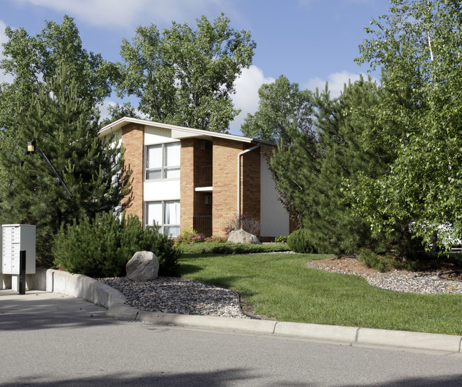 Whispering Pines in Burnsville, MN - Foto de edificio - Building Photo