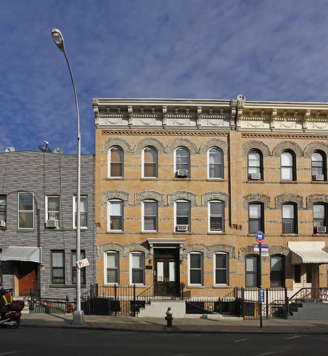 783 Seneca Ave in Flushing, NY - Foto de edificio - Building Photo