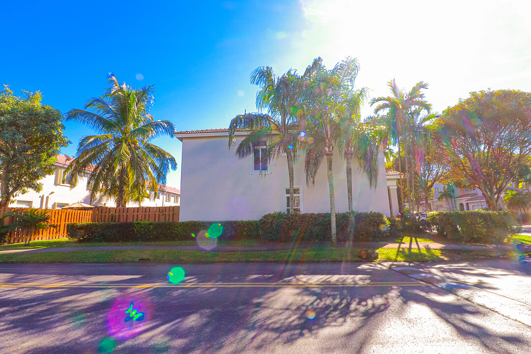 5663 NW 112th Plz in Doral, FL - Foto de edificio