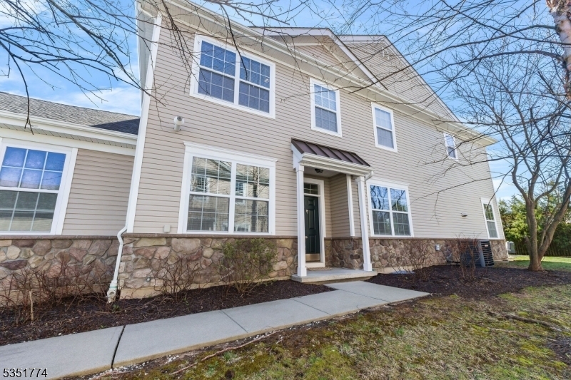 34 Mc Nish Way in West Caldwell, NJ - Foto de edificio