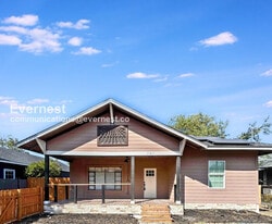 207 University Ave. in San Antonio, TX - Building Photo