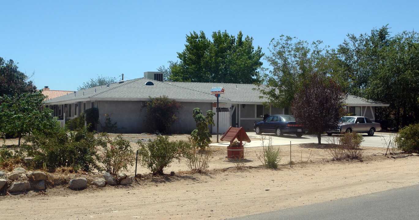 21139 Little Beaver Rd in Apple Valley, CA - Foto de edificio