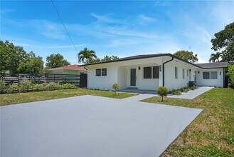 1241 NW 25th St in Miami, FL - Building Photo - Building Photo
