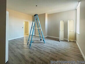 2 Weaver Street in Fall River, MA - Foto de edificio - Building Photo