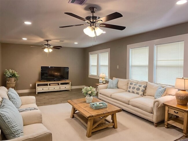 231 Acker St in Magnolia, TX - Foto de edificio - Building Photo