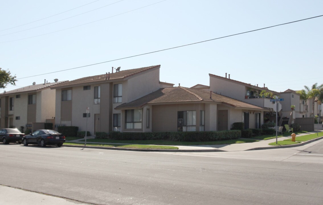 1717 Huntington St in Huntington Beach, CA - Foto de edificio