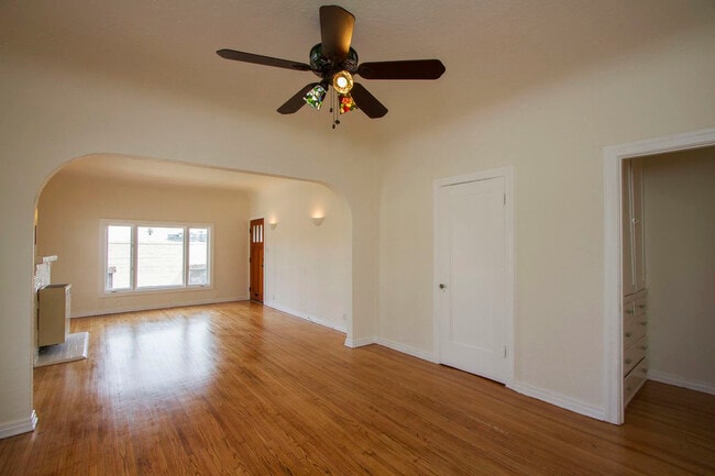 833 E Edgeware Rd, Unit 833