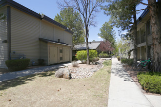 Pine View Village Apartments in Flagstaff, AZ - Foto de edificio - Building Photo