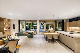 707 NE 77th St in Miami, FL - Building Photo - Building Photo