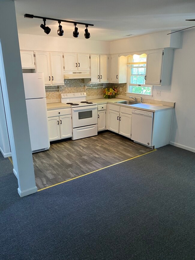 105 Carriage Path S, Unit 105 Carriage Path South in Milford, CT - Building Photo - Building Photo