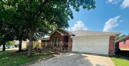 605 Douglas Dr in Mansfield, TX - Foto de edificio - Building Photo