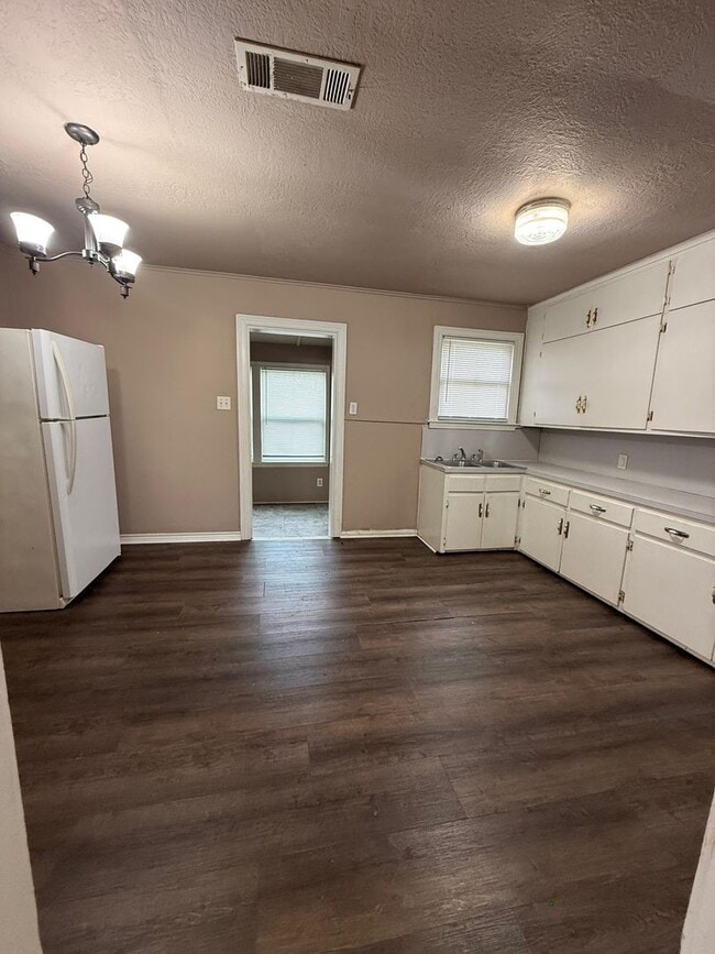 6416 32nd St in Groves, TX - Building Photo - Building Photo