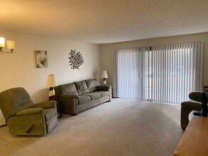 11 Arbor Hill Cir in Iowa City, IA - Building Photo - Building Photo