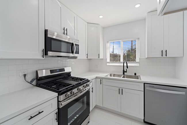 Palm Gardens Apartments in South Pasadena, CA - Building Photo - Interior Photo