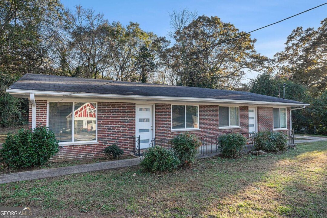 5293 W Mountain St in Stone Mountain, GA - Building Photo