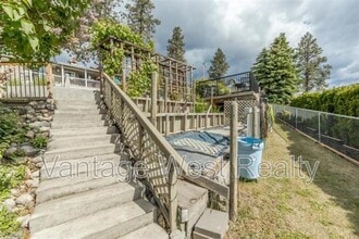 2805 Thacker Dr in West Kelowna, BC - Building Photo - Building Photo