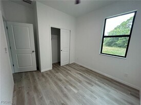 457 Bell Blvd in Lehigh Acres, FL - Building Photo