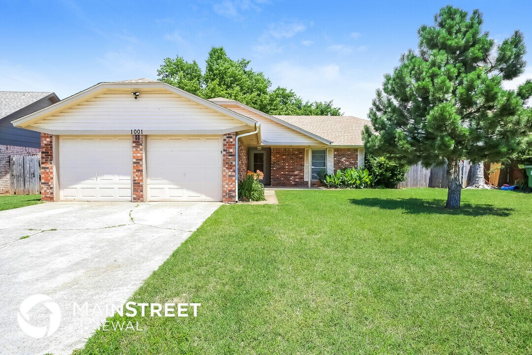 1001 Walsh Ln in Yukon, OK - Building Photo