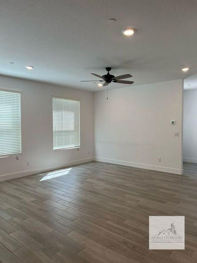 2710 E Tamarind Dr in Fresno, CA - Foto de edificio - Building Photo