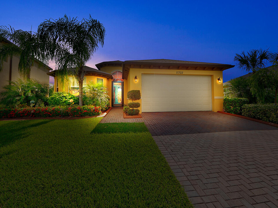 11322 SW Barton Way in Port St. Lucie, FL - Foto de edificio