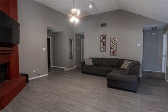 6914 Trail Lake in San Antonio, TX - Building Photo - Building Photo