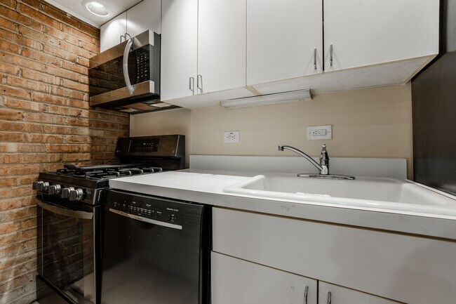 715 W Diversey Pky, Unit 2 in Chicago, IL - Building Photo - Building Photo